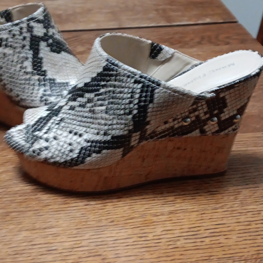Size 8.5 MARC FISHER FAUX SNAKE SKIN CORKSCREW WEDGES - Picture 5 of 8